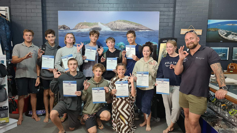 Students newly certified as Open Water Scuba Divers with instructor Lockie (Far left) and Lindsay (Far right)